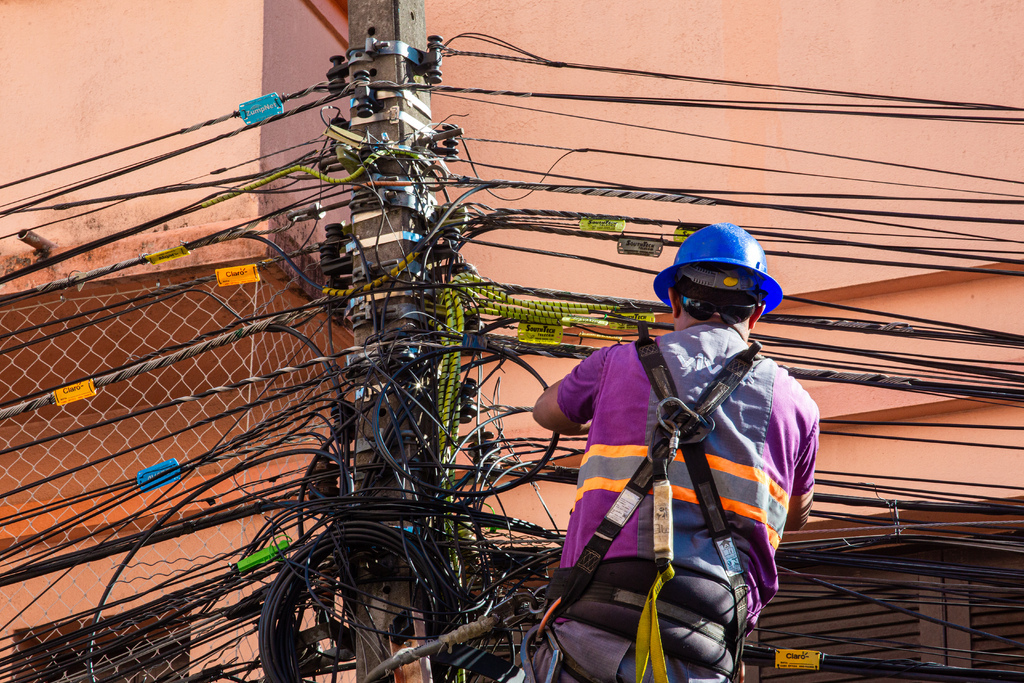 título imagem Por causa da chuva, mutirão para retirada de fios em desuso previsto para ocorrer nesta terça é cancelado