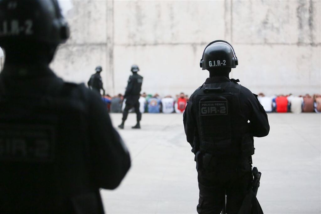Celulares, chips, facas artesanais e carregadores são apreendidos em celas da Penitenciária Estadual de Santa Maria
