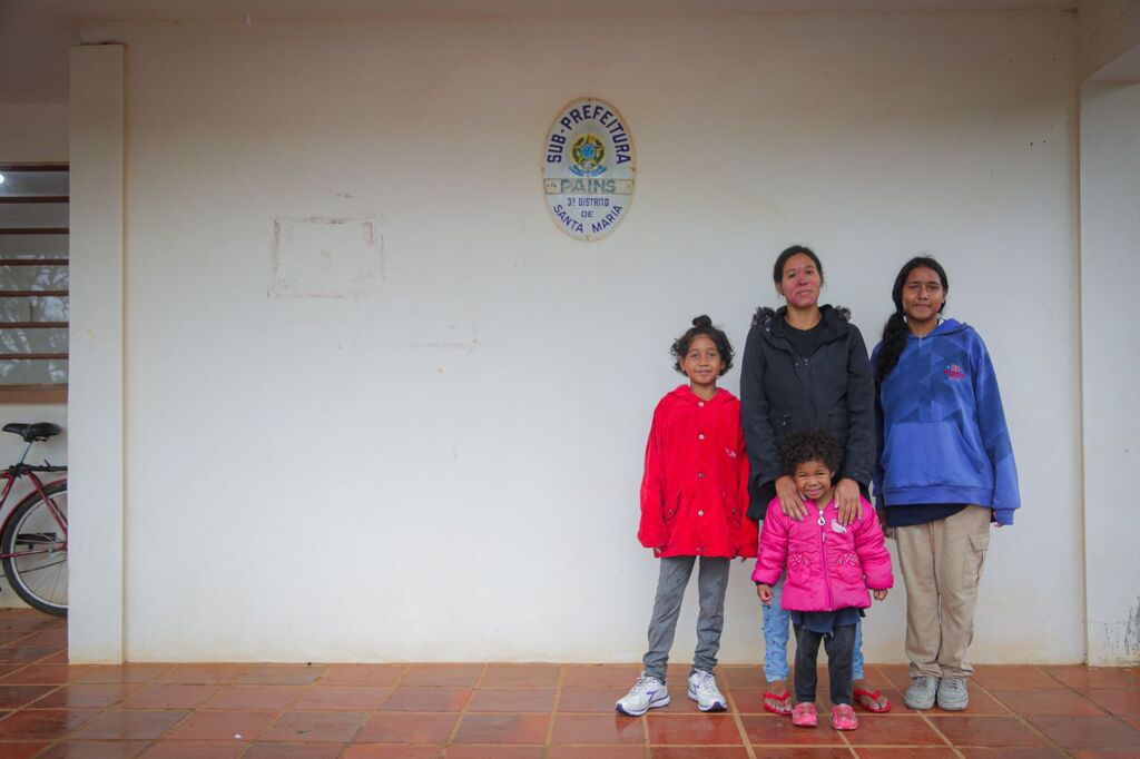 Galeria de imagens: Após resgate, família foi levada para a sede da subprefeitura de Pains