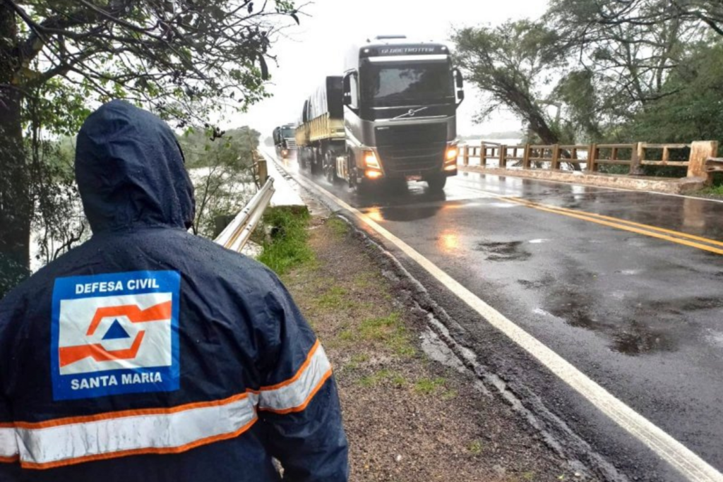 título imagem É falsa a informação que Ponte do Passo do Verde estaria interditada; apesar do aumento do nível do Rio Vacacaí, ele não atingiu a ponte