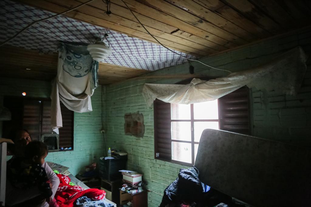 Galeria de imagens: A família de dona Carmem Terezinha ficou sem luz com a chuva desta quarta-feira.