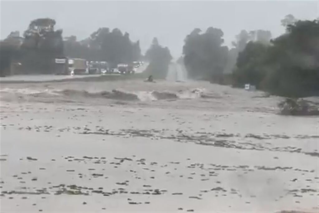 VÍDEO: alagamento causa bloqueio na BR-116 e arrasta viatura da Polícia Rodoviária Federal; confira outros pontos no Estado