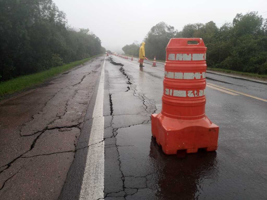 título imagem BR-290, em Caçapava do Sul, está em meia pista; saiba mais