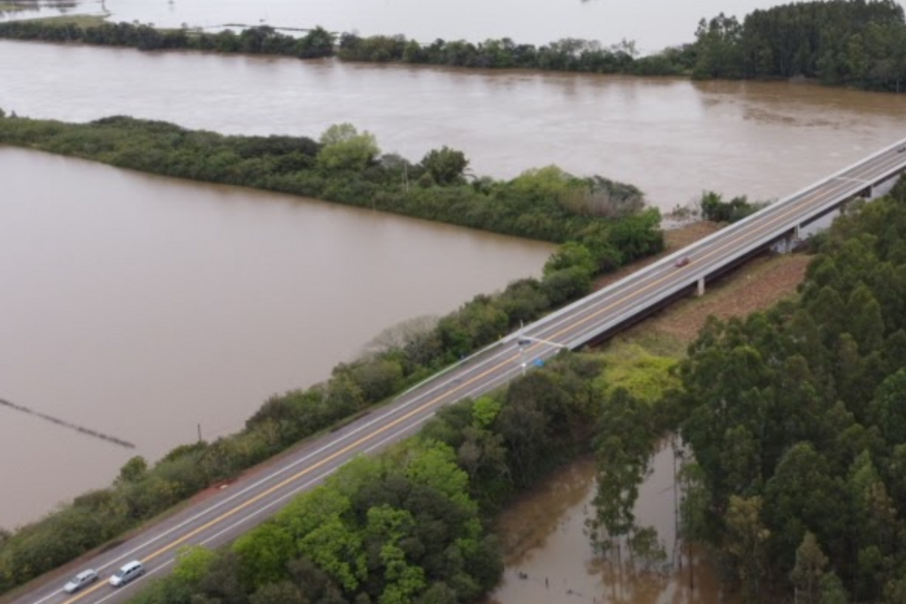 título imagem Rio Jacuí sobe 30 centímetros por hora em Agudo; Defesa Civil monitora a situação