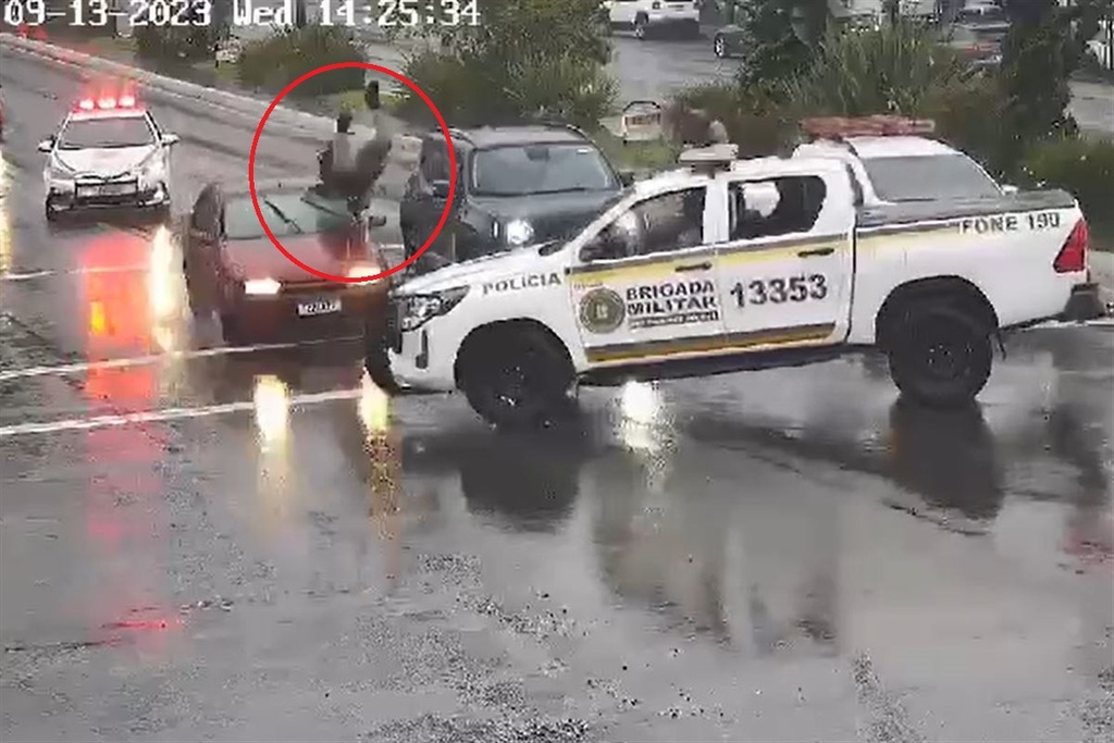 VÍDEO: policial é atropelado durante perseguição em Caxias do Sul