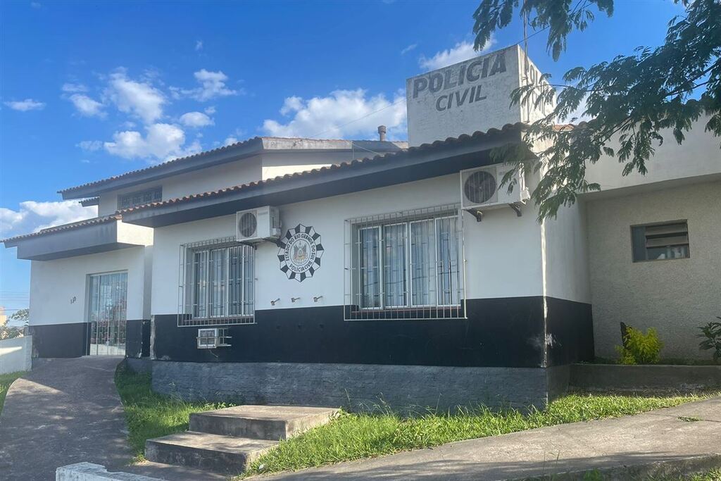 título imagem Trio é preso após assaltar estabelecimento comercial em Caçapava do Sul