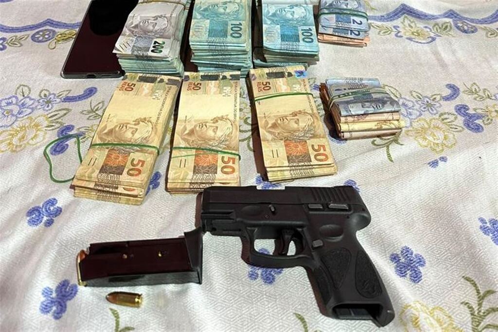 título imagem Após mulher ser flagrada em Santa Maria com US$ 23 mil dólares escondidos no corpo, PF aprende mais R$ 126 mil durante operação