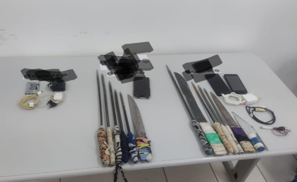Foto: Divulgação - Aparelhos celulares, carregadores e facas artesanais foram apreendidas em três celas da Pesm