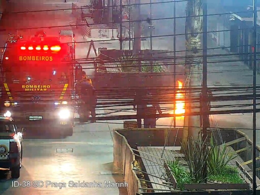 título imagem Lixeira incendiada no Calçadão de Santa Maria gera prejuízo de R$ 7,8 mil