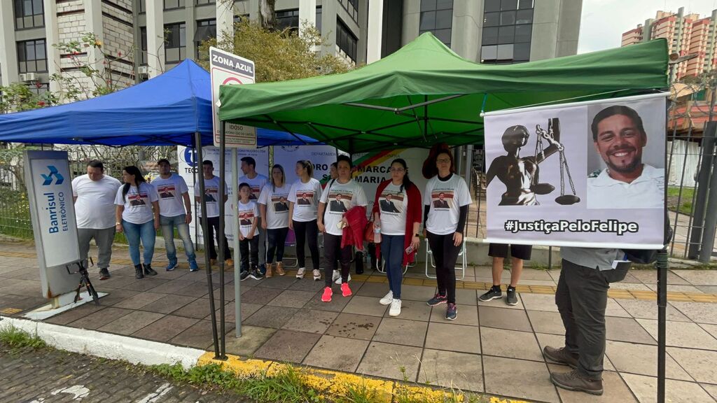 título imagem Caso Felipe Rita: Testemunhas de acusação são ouvidas em audiência no Fórum; família da vítima faz vigília em frente ao local