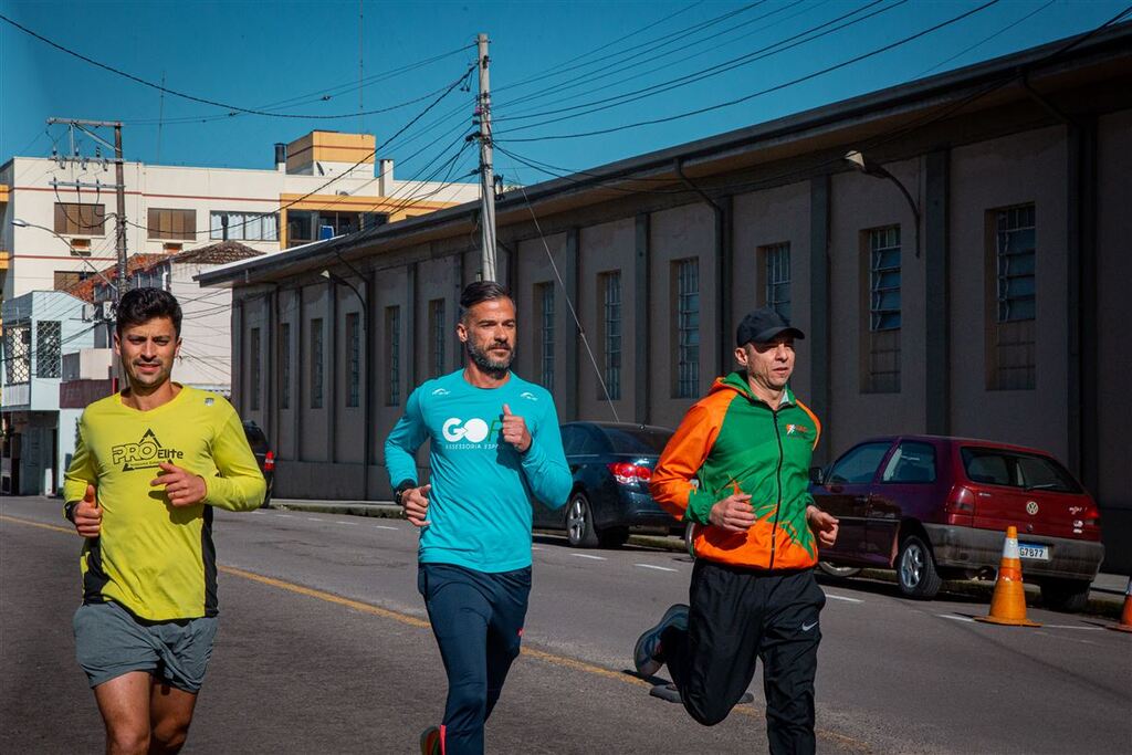 Foto: Nathália Schneider - A realização da primeira maratona é comemorada também pelos profissionais que se dedicam a acompanhar quem deseja praticar a corrida de rua. Com o aumento da popularidade do esporte, cresce também a procura pela supervisão especializada da prática.