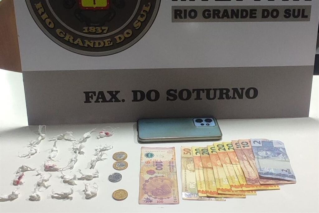 Foto: Brigada Militar - Droga apreendida estava escondida dentro dos tênis do suspeito