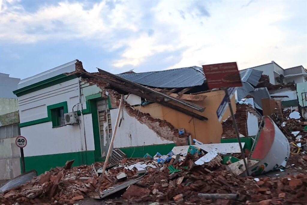 Prédio onde funcionava farmácia desaba em São Francisco de Assis