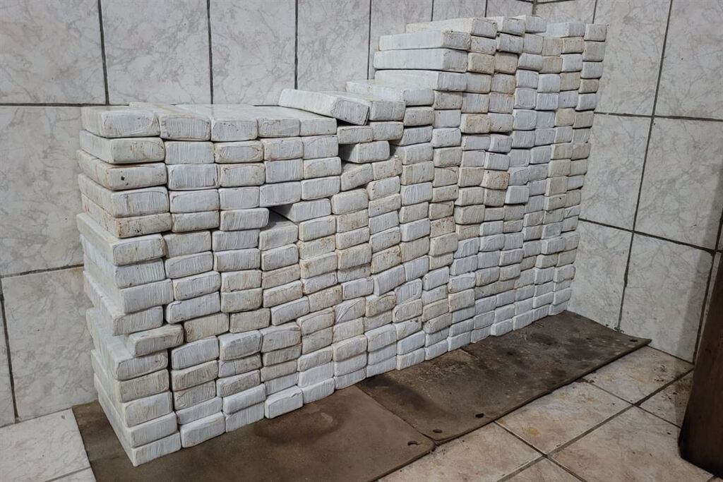 Galeria de imagens: Parte da droga era armazenada dentro de uma oficina que foi alvo da polícia