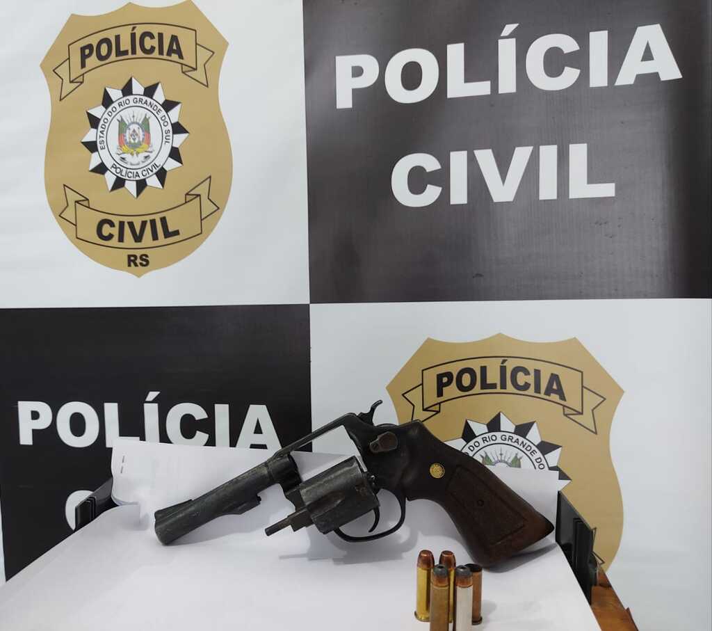 título imagem Revólver é apreendido em casa de suspeito de violência doméstica em cidade da região