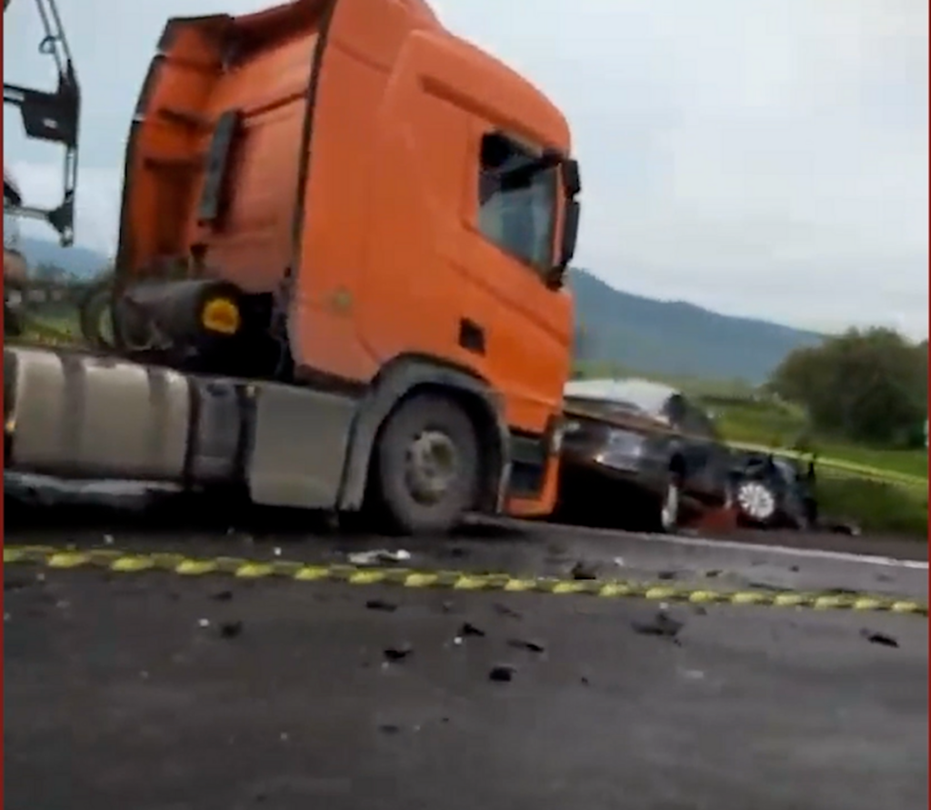 VÍDEO: mulher morre em acidente entre carro e carreta na RSC-287