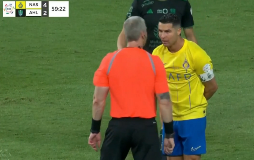VÍDEO: CR7 discute com o árbitro santa-mariense Anderson Daronco em partida pelo Campeonato Saudita