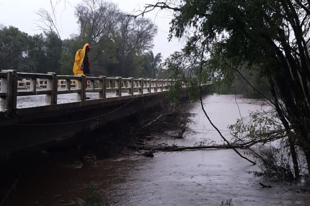 Ponte sobre Arroio Bossoroca, na BR-290, segue com trânsito bloqueado para veículos pesados