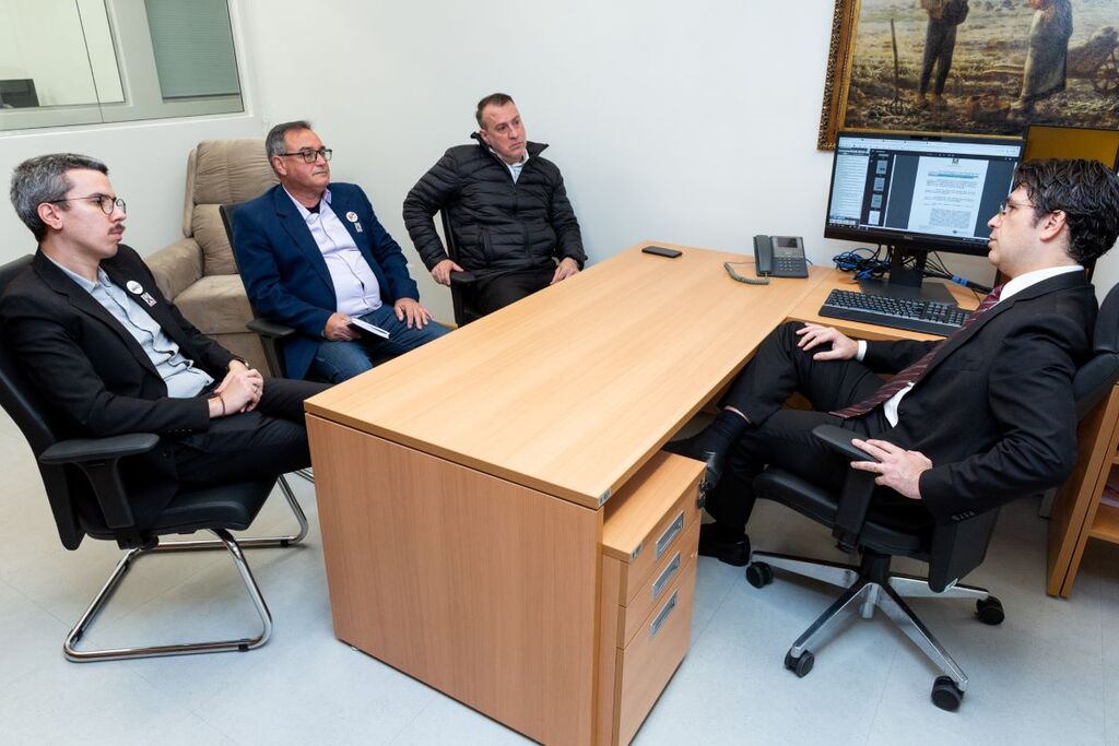 Foto: Juliano Verardi (TJ-RS, divulgação) - Juiz Francisco Morsch (à dir.) com os representantes dla AVTSM,  Gabriel Barros, Flávio Silva e o advogado Pedro Barcelos