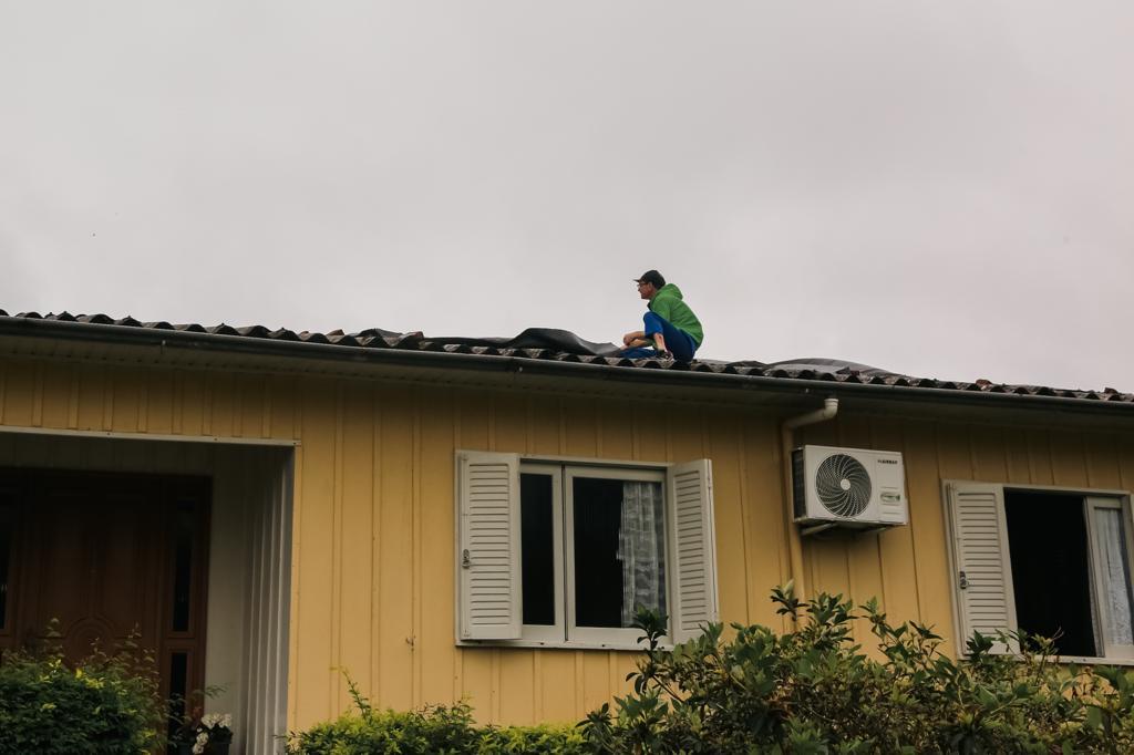 título imagem Chuva, frio e mais de 500 casas destelhadas: o cenário de Faxinal do Soturno após a queda de granizo durante a madrugada