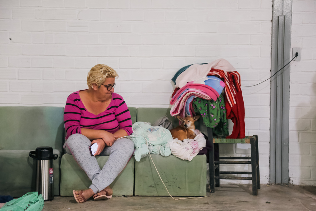 Foto: Nathália Schneider (Diário) - Cristiane Borfe levou os animais de estimação até o pavilhão do Parque de Exposições de Faxinal do Soturno. O local abriga cinco famílias que ficaram desalojadas