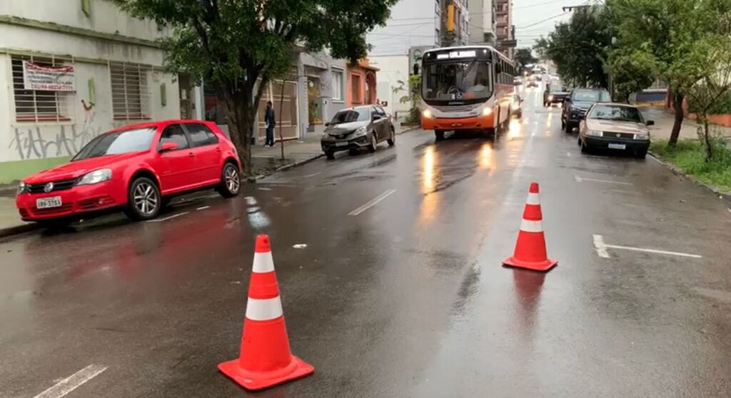 Asfalto cede no Centro de Santa Maria por conta da chuva; local está isolado e sem previsão de ser liberado