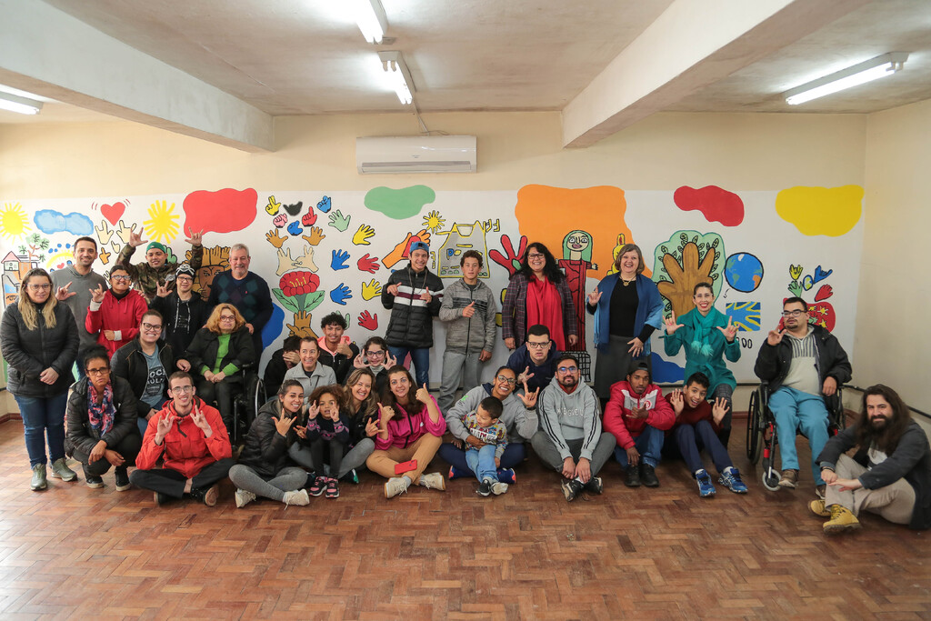 título imagem Escola do Bairro Lorenzi inaugura mural em alusão ao Setembro Azul