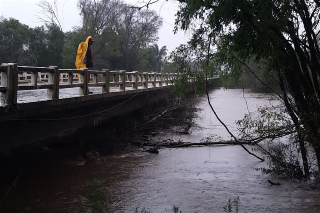Liberada passagem de veículos leves na ponte do Arroio Bossoroca, na BR-290, na noite desta terça