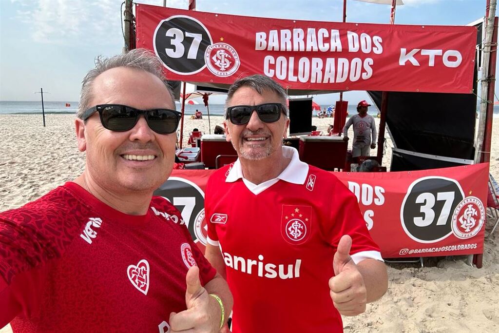 Foto: Arquivo pessoal - Paulo Terres (à esquerda) e Gilmar Catto (à direita) na Praia do Leme, no Rio de Janeiro