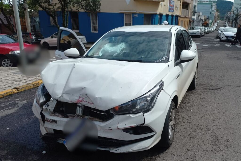 Acidente entre dois veículos no centro de Santa Maria deixa pelo menos dois feridos