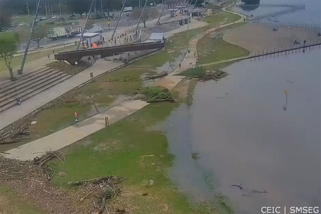 Nível do Guaíba começa a diminuir, mas ainda está acima da marca de alerta