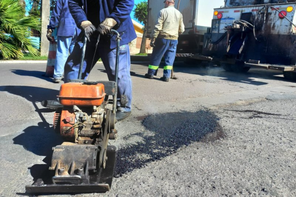 título imagem Prefeitura realiza Operação Tapa-Buraco em ruas e avenidas de Santa Maria