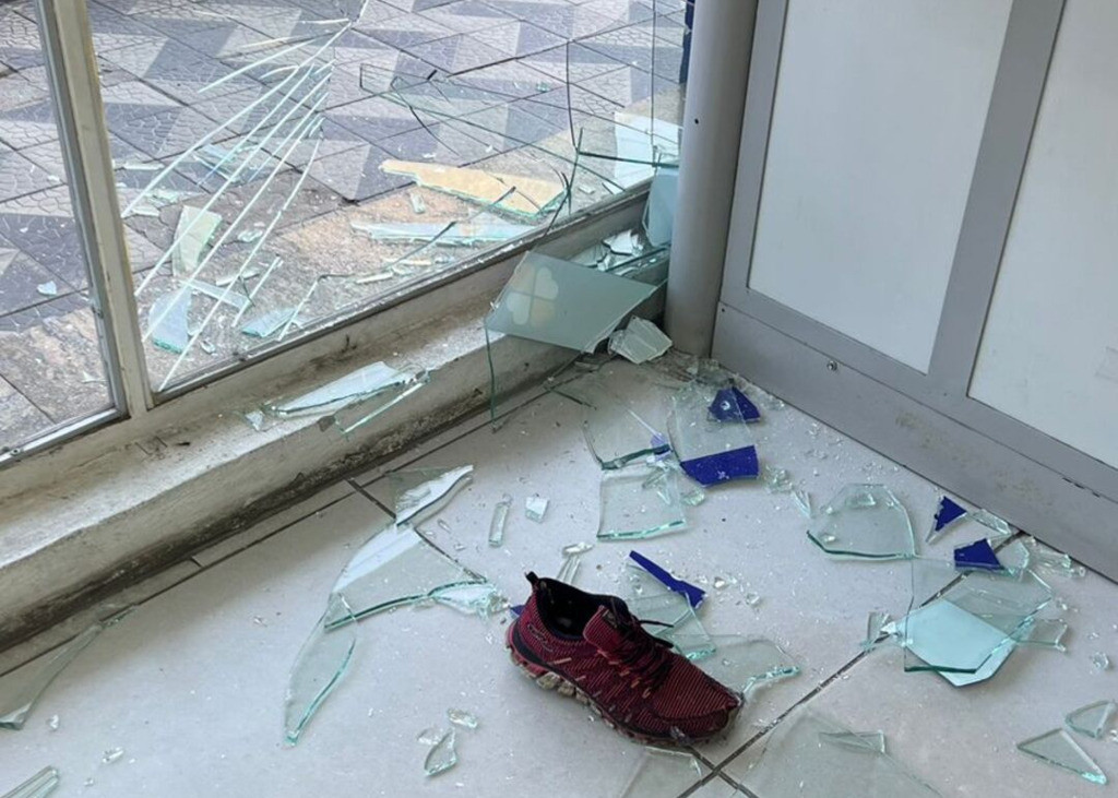 título imagem VÍDEO: homem quebra vitrine de lotérica no centro de Santa Maria