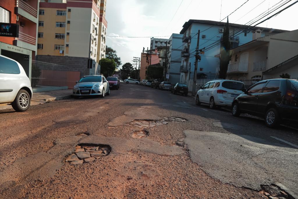 Nathália Schneider - Rua Felipe de Oliveira, entre as ruas Floriano Peixoto e Serafim Valandro