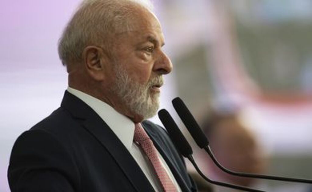 Lula permanece estável após cirurgia no quadril e já fez caminhada