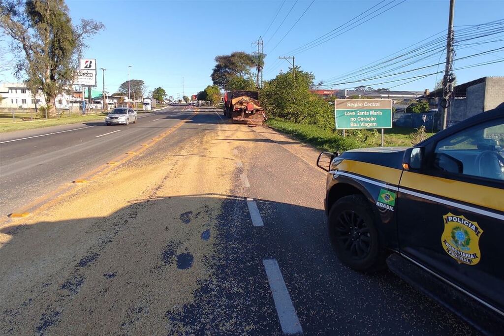 Caminhão derruba poste e carga de soja fica espalhada na BR-392 em Santa Maria