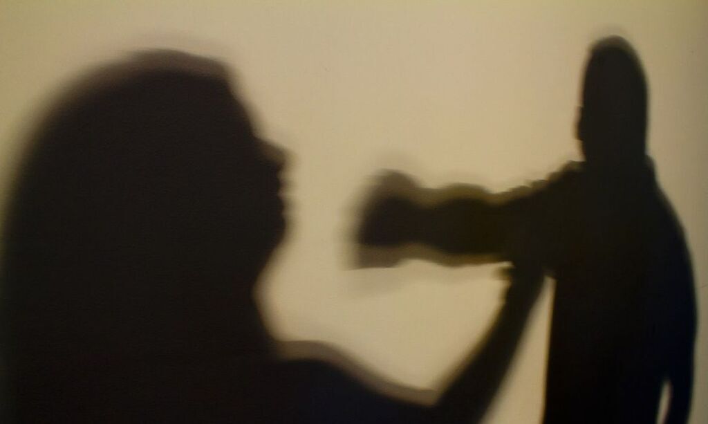 Homem é morto a facadas após agredir a companheira
