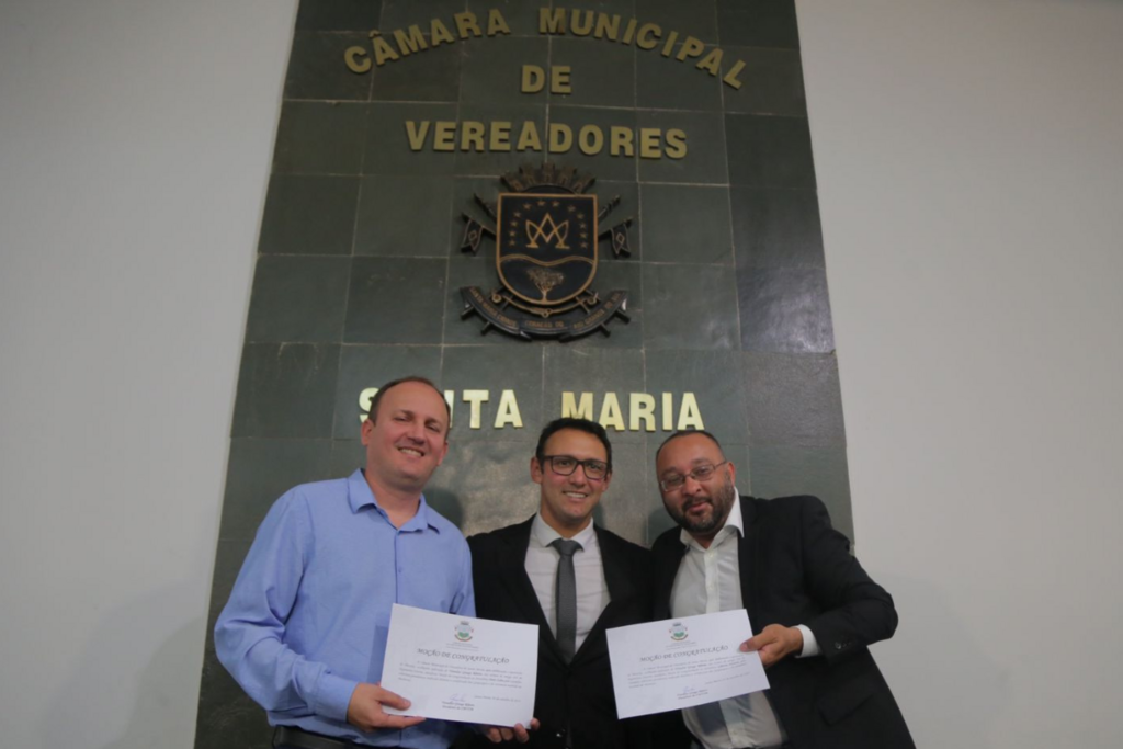 Jornalistas do Grupo Diário recebem homenagem na Câmara de Vereadores Jornalistas do Grupo Diário recebem homenagem na Câmara de Vereadores