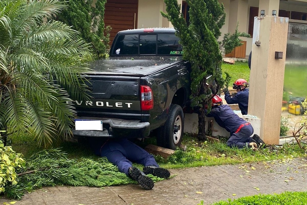 Após acidente, motorista perde o controle, invade calçada, atropela e mata pedestre em Santiago