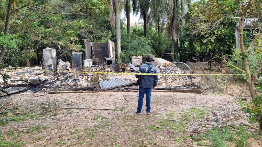 Foto: Formigueiro Real - Fogo destruiu a casa de  ​Nilson da Silva Costa, 65 anos, na localidade do Cerro do Louro, na noite de terça-feira