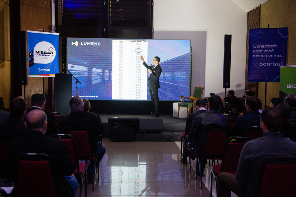 Previdência, terceirização e adesão a programas estaduais pautam encontro regional da Famurs