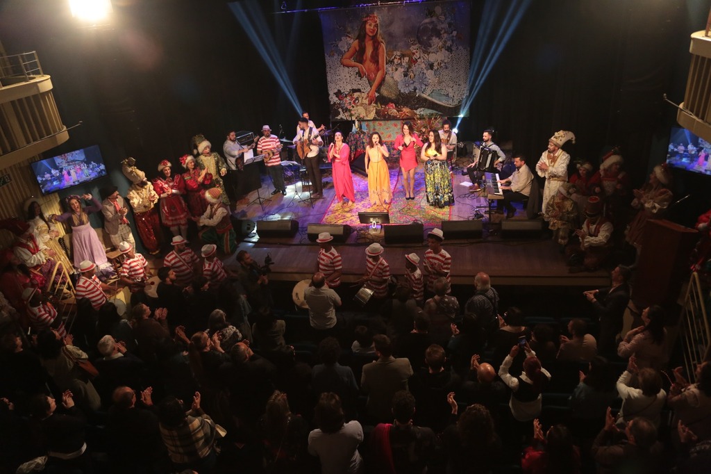 Theatro lotado e muita emoção na abertura do 1º Festival Deborah Rosa
