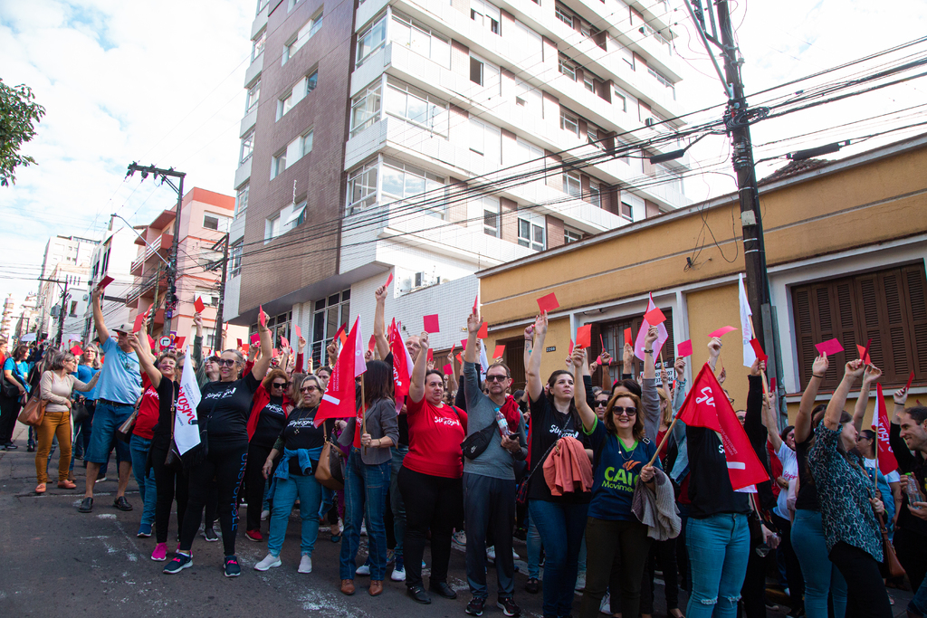 título imagem Pozzobom anuncia reajuste de 15% a professores e 6% a servidores municipais