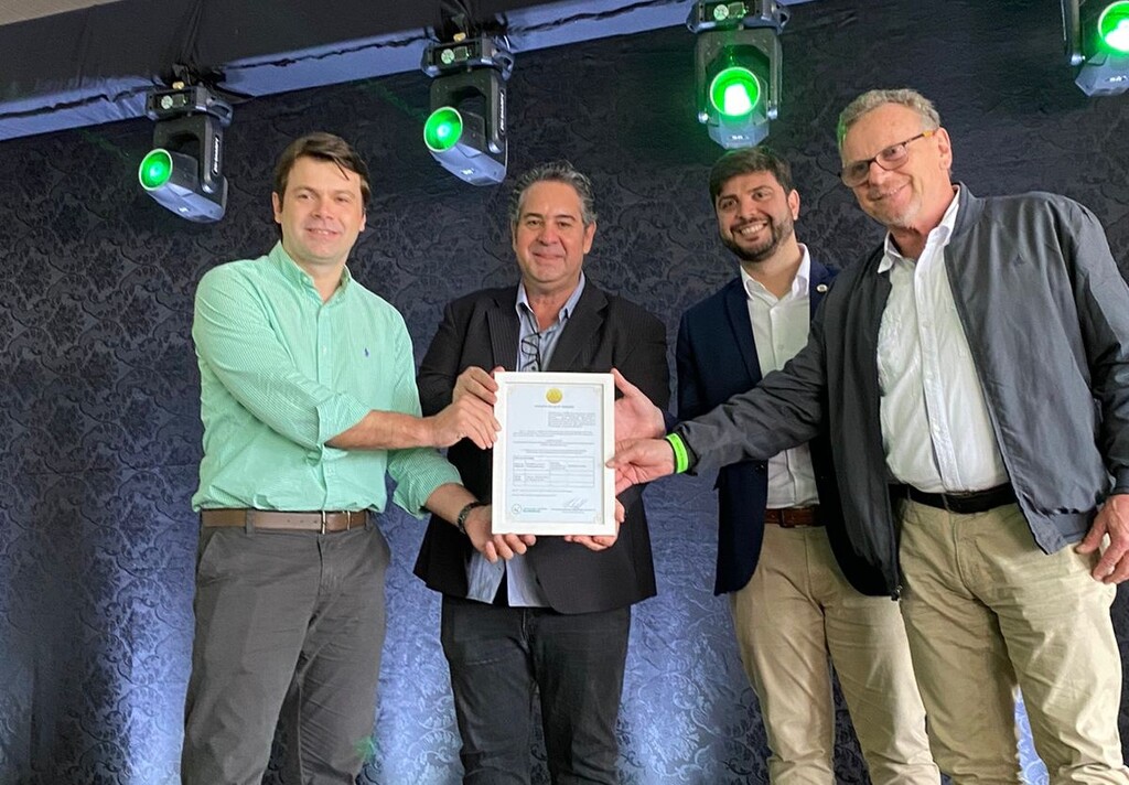 Galeria de imagens: Deputado estadual Marcus Vinícius de Almeira (à esq.); o presidente do Ibraoliva, Renato Fernandes; o deputado estadual Felipe Camozzato e o deputado estadual Luiz Fernando Mainardi posam com o projeto que busca inserir a Festa no Calendário Oficial de Eventos do Rio Grande do Sul