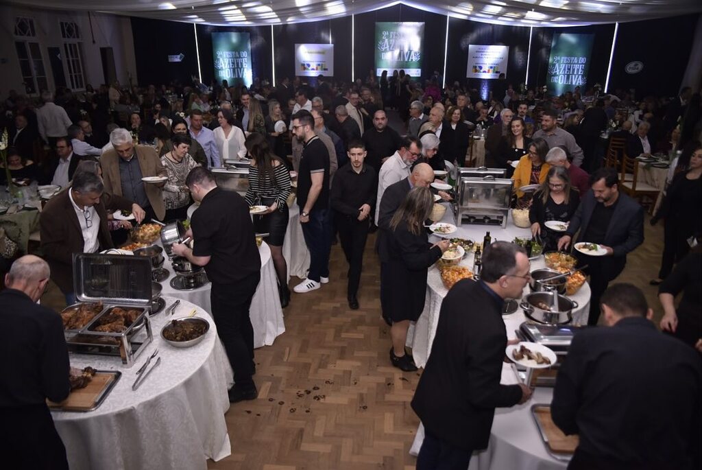 Galeria de imagens: Jantar do Cordeiro e do Azeite reuniu 450 pessoas no Clube União no primeiro dia de eevento