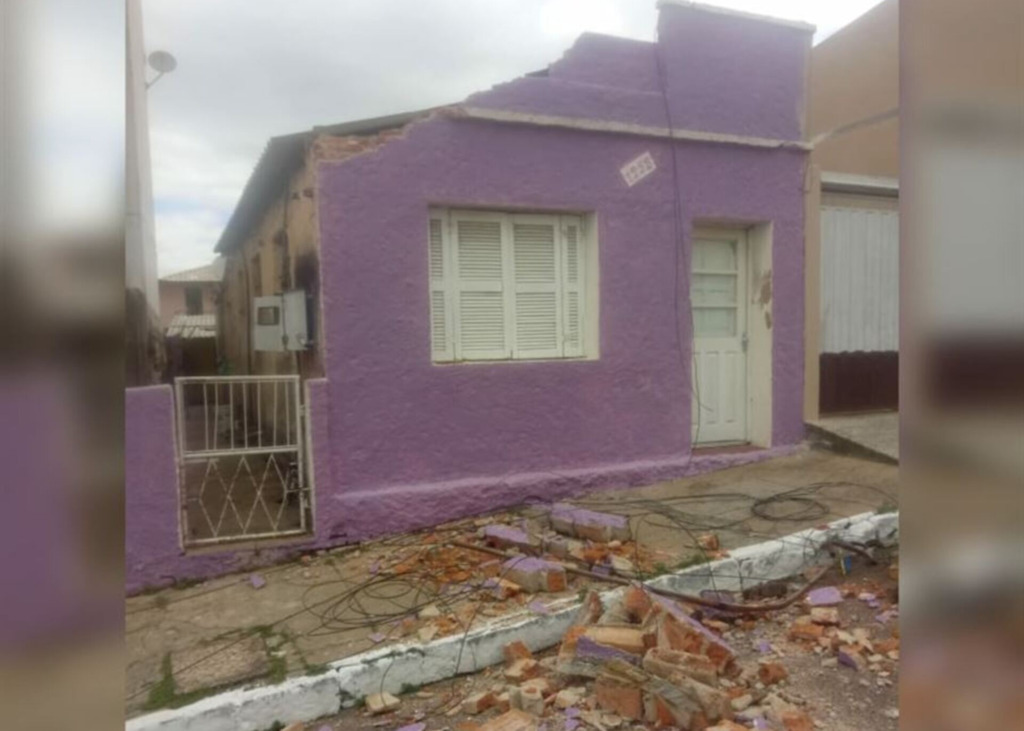 Fachada de casa é destruída após a passagem de caminhão, em São Gabriel; motorista fugiu
