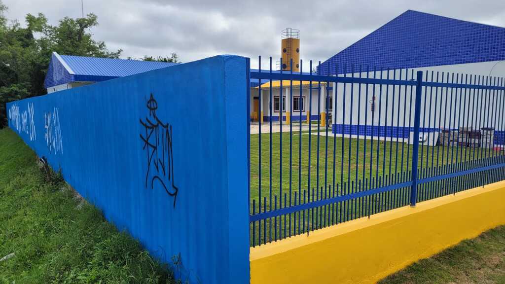título imagem Creche é alvo de pichação antes de ser inaugurada no Bairro Nossa Senhora Medianeira