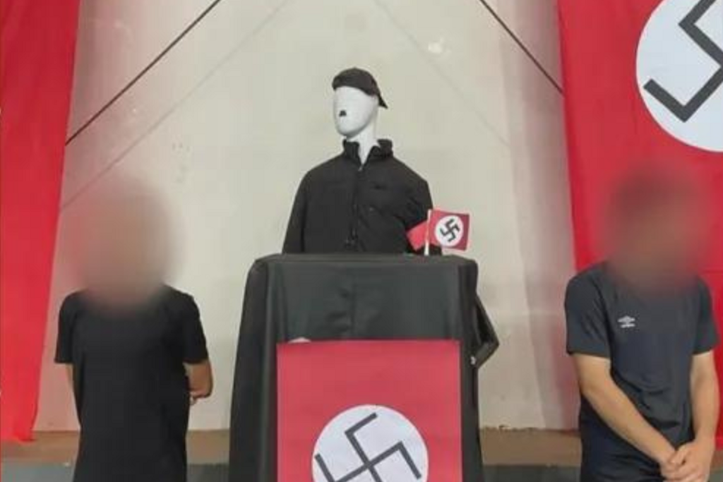 Professora é investigada por apologia ao nazismo por realizar atividade sobre Hitler em escola no Paraná Professora é investigada por apologia ao nazismo por realizar atividade sobre Hitler em escola no Paraná