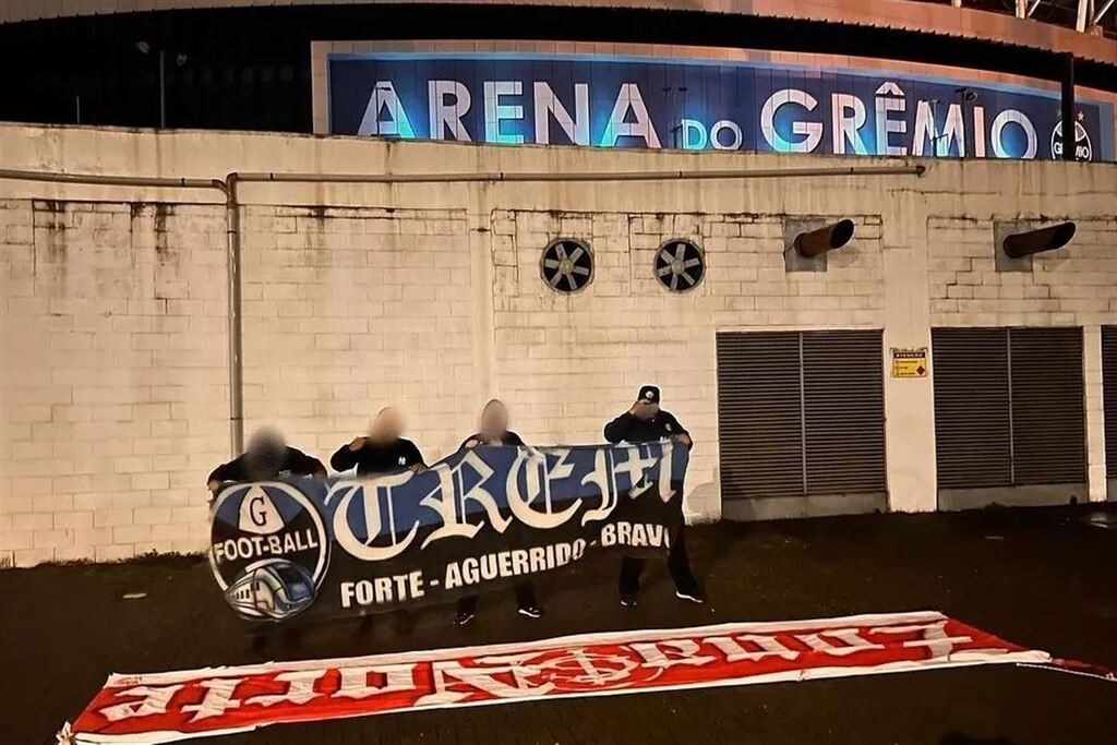 Reprodução redes sociais - Torcedores organizados ostentam furto de faixa da torcida rival