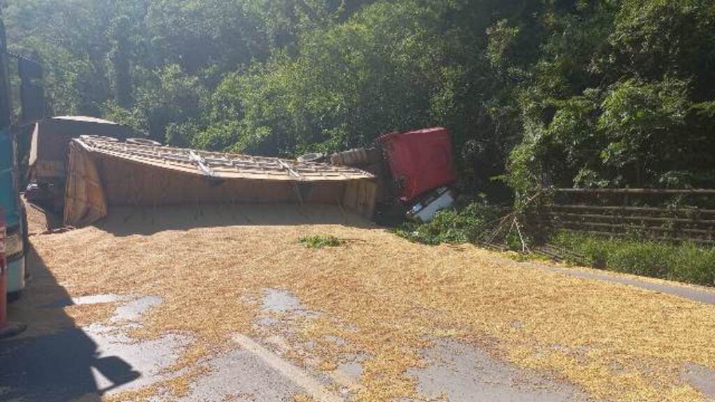 Acidente entre cinco veículos deixa pelo menos uma pessoa morta entre Santa Maria e Itaara na manhã desta terça